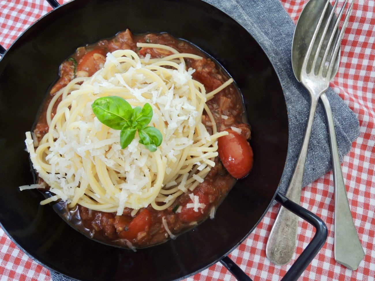 Špagety s omáčkou z tomatů a ančoviček