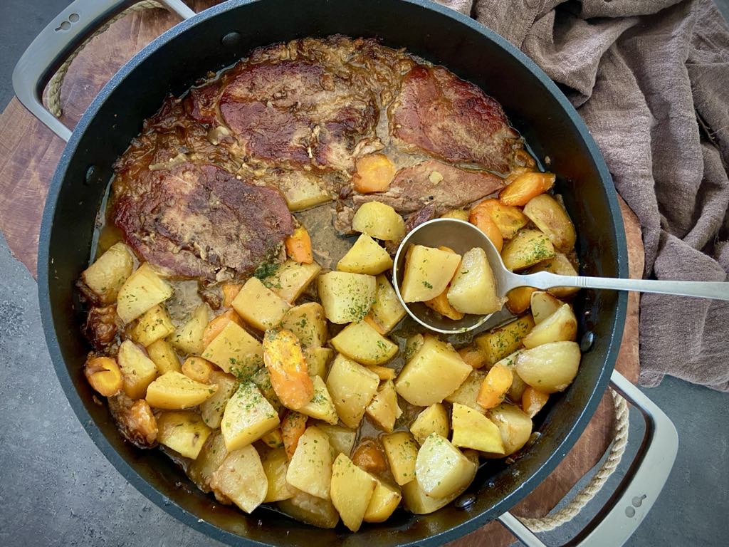 Vepřové plecko s bramborami a mrkví z jednoho hrnce